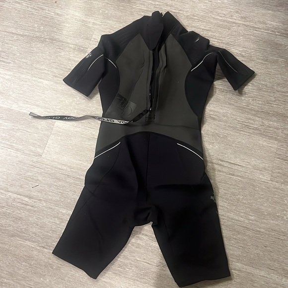 Black wetsuit - Picture 2 of 4